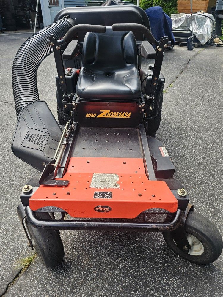 Ariens Mini Zoom 1434 Zero Turn Mower 14.5HP w Dual Bagger for Sale in ...