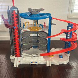 Hot Wheels Super Ultimate Garage With Motorized Gorilla 