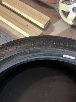 255/40R20