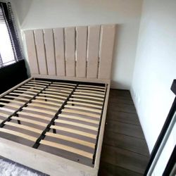 I'm selling a queen bed 