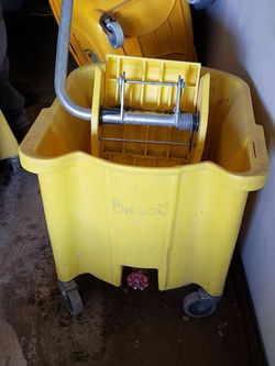 Mop bucket with wringer