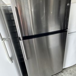 Ge Refrigerator  top bottom door 22 cu.ft stainless steel with ice maker dimensions 67 height 33 1/2 width 31 depht working perfectly no issues at all