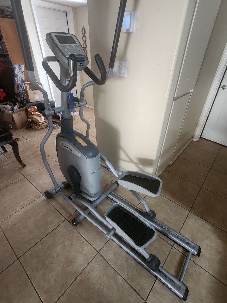 Nautilus E514 Elliptical Machine