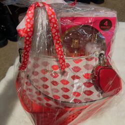The perfect Valentine’s Day gift for any Juicy Couture lover 💕  This beautifully wrapped Juicy Couture Valentine’s gift basket comes ready to gift an