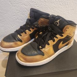 Used Grade School Size 6.5 Jordan Mid 1 