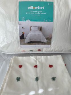 Pillowfort Twin Pom-Pom Comforter Set