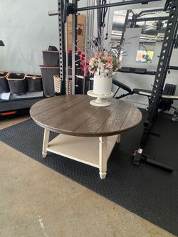 2 sillones ,3 mesas y decoración