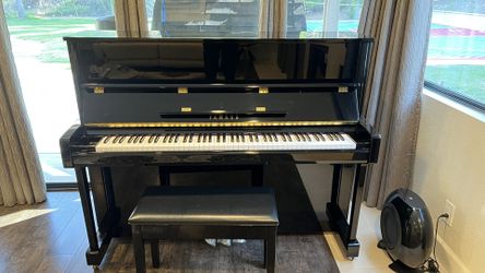 Yamaha Upright Piano Model B3 Polished Ebony