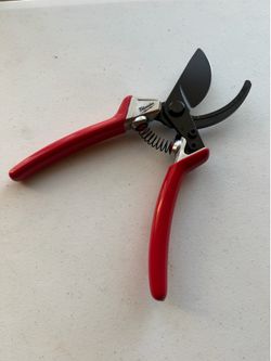 Milwaukee 1 in. Cut Capacity High Carbon Steel Blade Bypass Hand Pruner