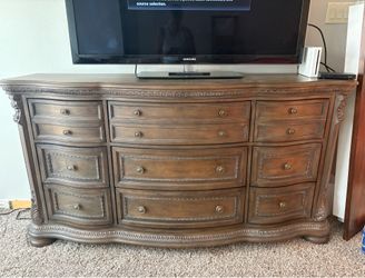 Ashley Charmond 9-drawer brown wood dresser
