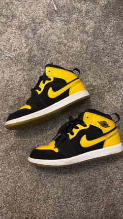 🚨Jordan 1 mid (Black & yellow) 2.5y