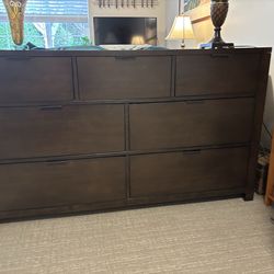 Dresser in tip top shape