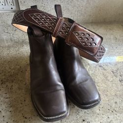 Size 34 Belt And Size 9 Boots In Men