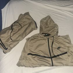 Beige Nike Tech (medium)