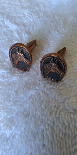 A,CUFFLINKS HORSE HEAD DESIGN