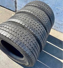 275/70/18 Firestone Tires con 80% de vida las 4