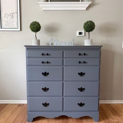 ✨🩶Gorgeous solid chest of drawers🩶✨