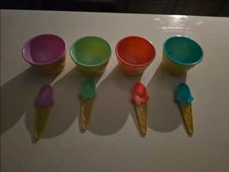 4 kids dessert bowls with spoons