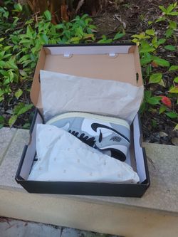 Air Jordan 1 Mid Smoke Grey SIZE 8