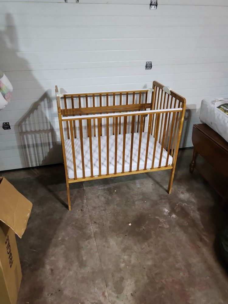 Wooden Fold Up Crib/ Bassinet