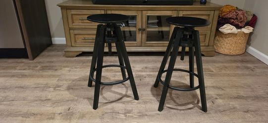 Bar Stools adjustable.