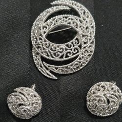 VTG. White Enamel Filigree Crown Trifari Brooch & Matching Clip On Earrings Very Rare!