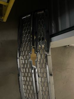 Good condition 2014 silverado 1500 OEM Chrome grill