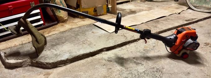 Black & Decker curved shaft weed whacker