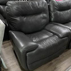 REAL LEATHER POWER HEADREST AND FOOTREST RECLINER ON SALE BOGO BUY ONE GRT ONE FREE !!!** ENDS 11/30/25!