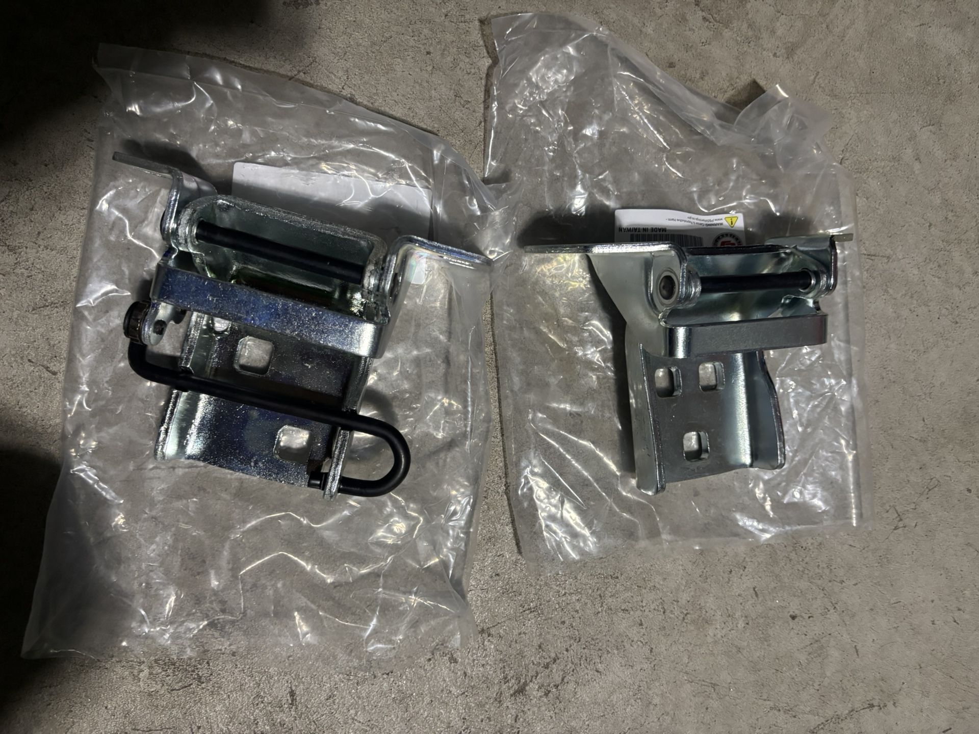New  Passenger Door Hinge Kit , Lower And Upper 