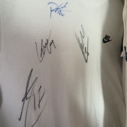 Nike shirt signed by 4 Club America players