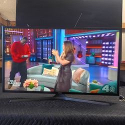 40 Inch Samsung Smart Beautiful Tv Comes With Remote Control Shows Great Picture Works Perfect Guaranteed 