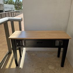 Entry table / desk