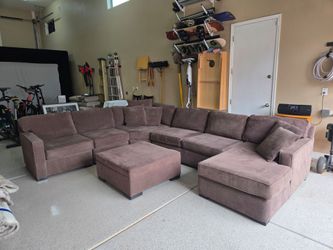 Large Modular Sectional Couch w/ Chaise & Matching Ottoman – Easy Garage Pickup!