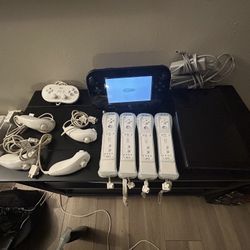 Nintendo Wii 32 GB W/ Accessories 