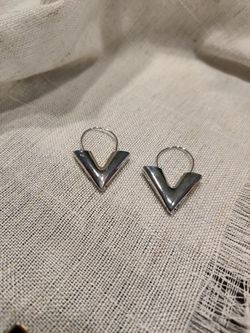 Earrings Brincos Oorbellen Simple Metal Wind Letter V Shape, Silver Color