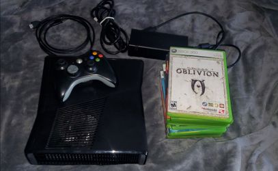 Xbox 360 Slim w/ Games
