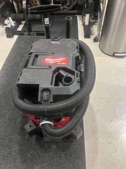 Milwaukee 18V. Cordless 6 Gallon vacuum