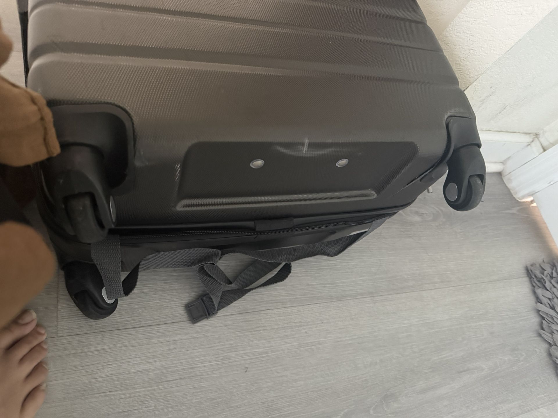 Luggage Bag In Perfect Condition Only One Tire Is Broken For 5 Dollars