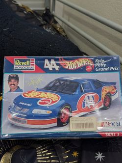 Revell Monogram Kyle Petty #44 Hot Wheels Pontiac Grand Prix NASCAR Model Kit.