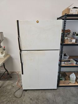 GE refrigerator 5ft x 3 ft