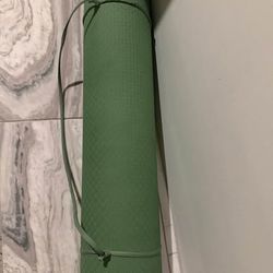 Nautilus 6mm Yoga Mat with Carry Strap ā Earth Green ā 24ā x 68ā