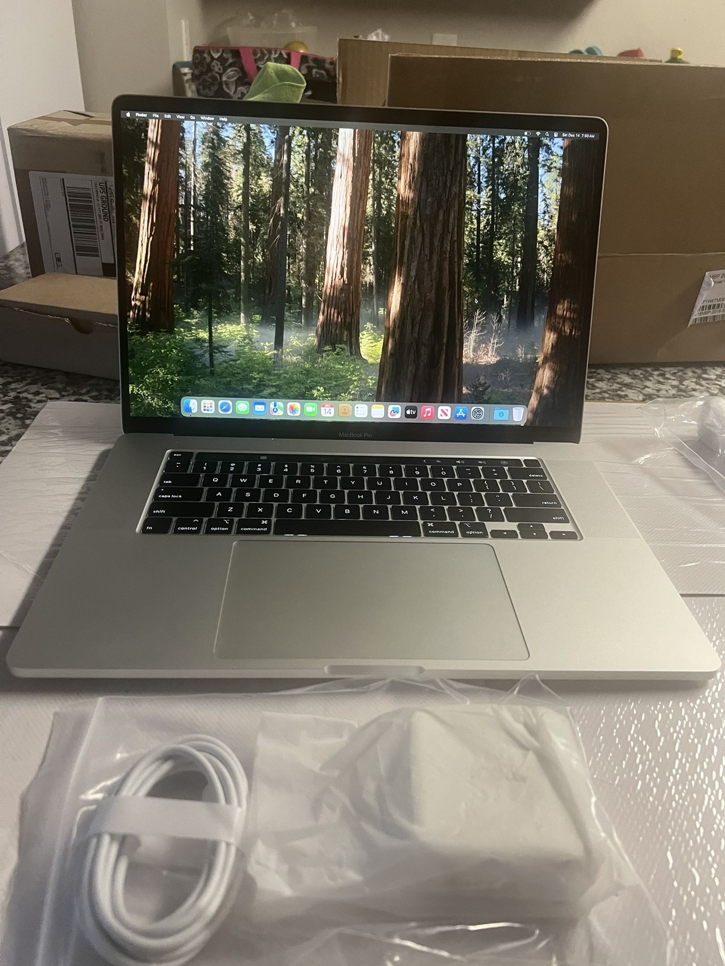 16” MacBook Pro 2019 512GB 16RAM i7 Silver with charger