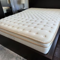 QUEEN Saatva Luxury Mattress - Like New !