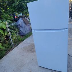 LG 20.2 cu ft Top-Freezer Refrigerator 2022 Model