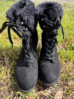 GUESS Women's Faux Fur Trim, Suede Fashion Boots, SZ 8-color Black. Preowned in Excellent condition Pet & Smoke Free Home. Check photos for any flaw
