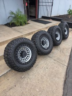 17" LOCK Mojave rims w- 33" MT tires