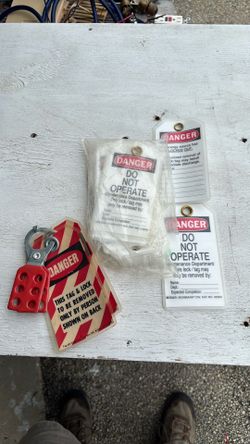 Lock out / tag out tags w/ clasp
