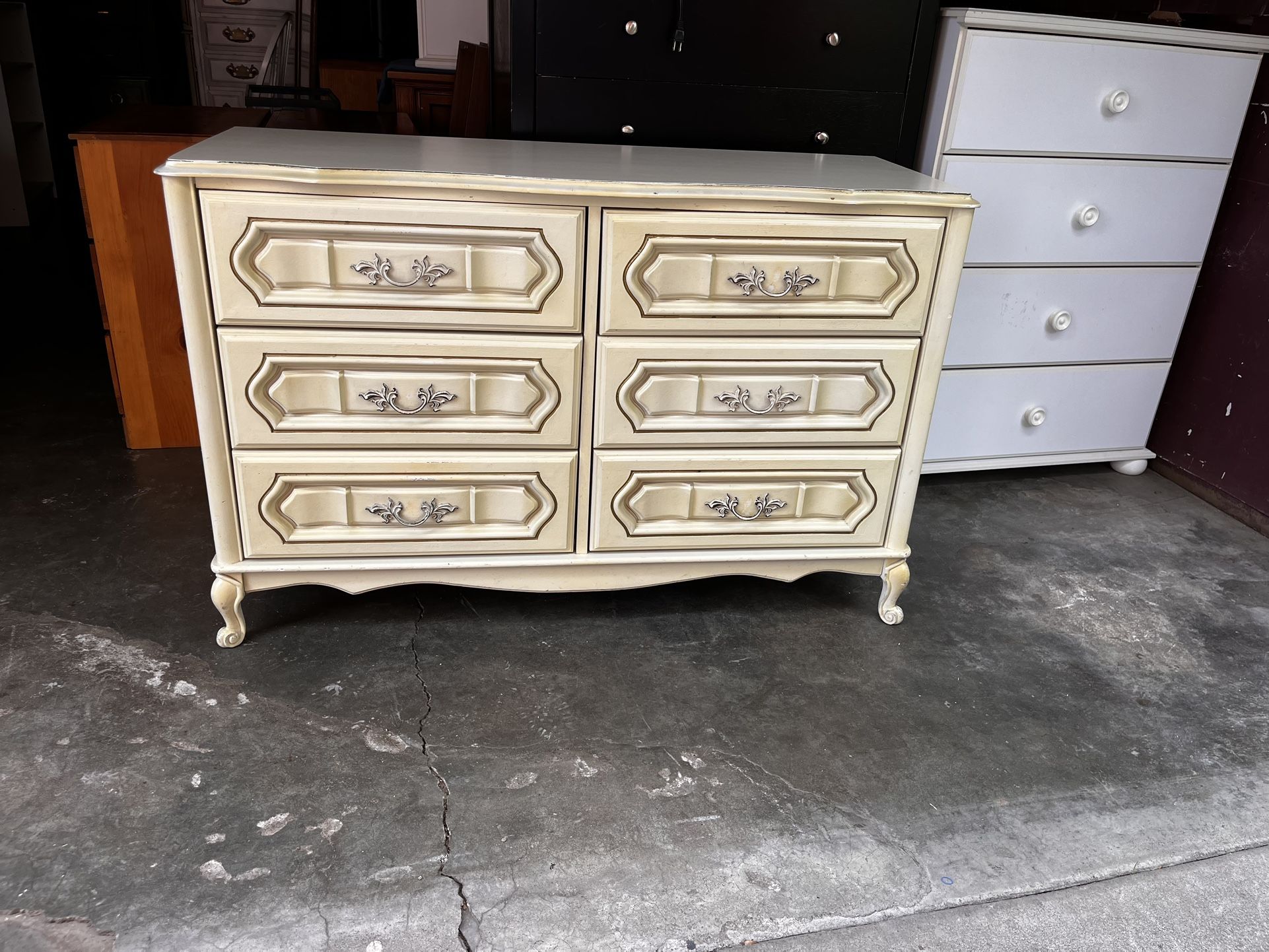 Vintage dresser🤍🤍🤍