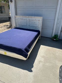 Bonita cama tamaño queen